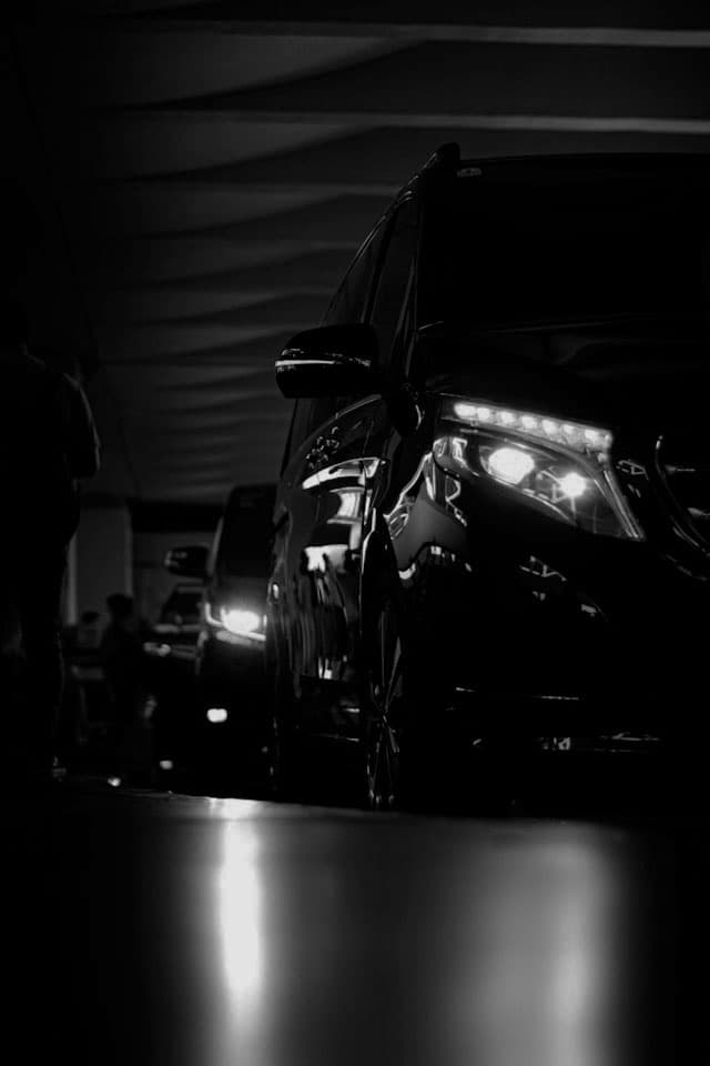 Mercedes Classe V della flotta NCC in una via di Torino