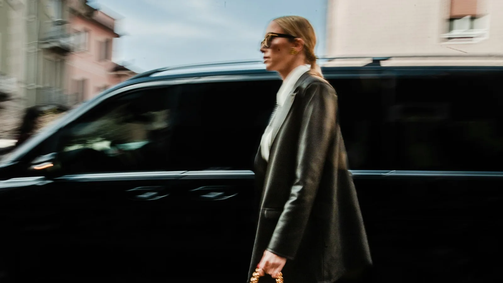 Van nero parcheggiato in una via di Milano durante la settimana della moda